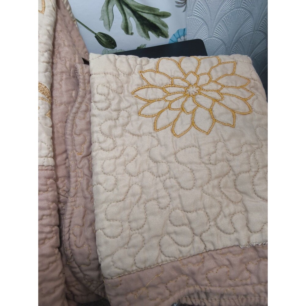 Vintage Full Size quilted Comforter and pillow Shams Scallop edge with gold...